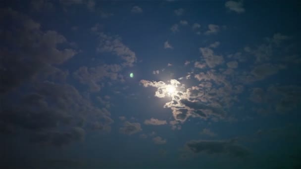 Luna llena en el cielo nocturno, luna brillante, cielo nocturno, el movimiento de las nubes en el cielo nocturno sobre el fondo de una luna brillante — Vídeo de stock