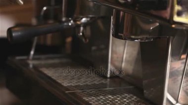 Barmen barmen arka yüzünde de kahve görünür değil, Barista kahve, iç bar yapar