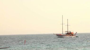 Bir yelkenli yat, yalnız yat yelken olmadan ve kişi ile güneşli havalarda ufukta silueti yelkenli gemi yüzen deniz, yelkenli tekne, deniz yürü