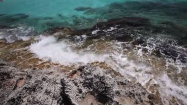 Masmavi deniz, bir deniz Berg renkli, kayalık sahil sahil şeridi çerçevede karşı dalgalar ara