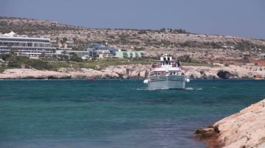 Deniz Manzaralı sahil zevk tekne tekne gezisine. Günübirlik tekne görünümü plaj ve deniz yüzeyi. Yaz Turizm. Kıyı şeridi beache