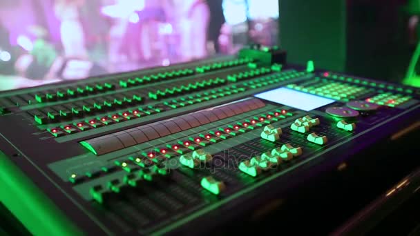 Soundman vicino alla console audio professionale in un concerto, console mixer audio durante un concerto, mixer audio, ingegnere di controllo, messa a fuoco selettiva, mixer audio, scuro, profondità di campo poco profonda — Video Stock