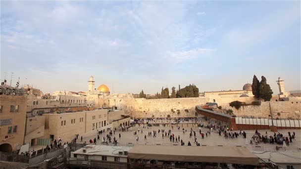 Jerusalem, Västra muren och kupolen av vagga, Israel flagga, allmän plan — Stockvideo