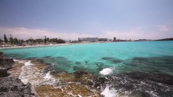 Seebad, Hotel am Meer oder Meer, das azurblaue Meer, ein birkenfarbenes Meer, Wellen brechen gegen eine felsige Küste — Stockvideo