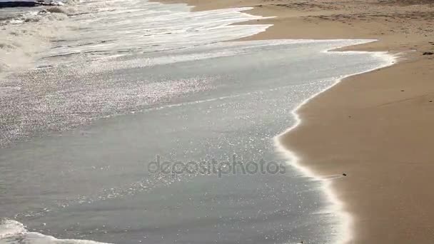 Paysage marin pittoresque au large de Cabo San Lucas, grande vague s'écrasant sur le rivage sablonneux . — Video