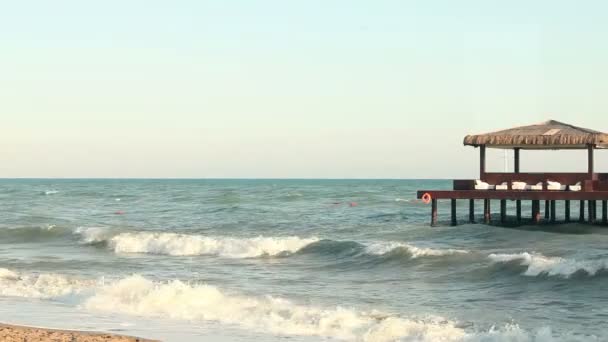 Pier na costa turca, café no cais, ondas, bom tempo — Vídeo de Stock