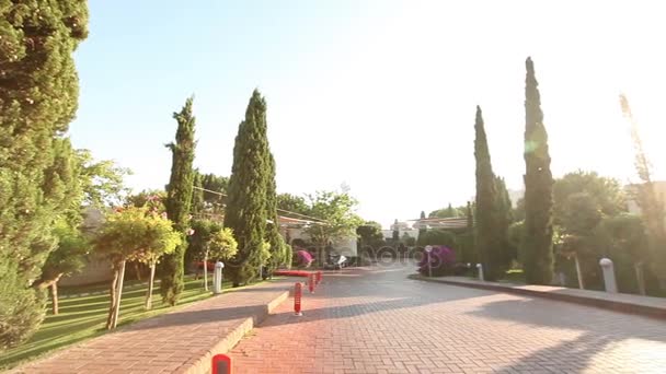 Комфортабельные многоквартирные дома для туристов на курорте Турции, закат на горизонте, панорама — стоковое видео
