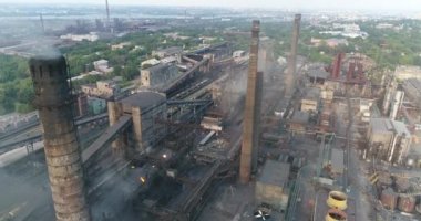 Sanayi Bölgesi üstten görünüm, endüstriyel nesnesinin görünümünü, bir fabrika, havadan görünümü, duman ve ateş, çevre kirliliği, çevre kirliliği, ekolojik felaket, panoramik, 4k avlusu