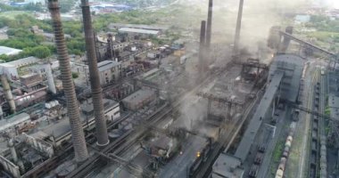 Sanayi Bölgesi üstten görünüm, endüstriyel nesnesinin görünümünü, bir fabrika, havadan görünümü, duman ve ateş, çevre kirliliği, çevre kirliliği, ekolojik felaket, panoramik, 4k avlusu