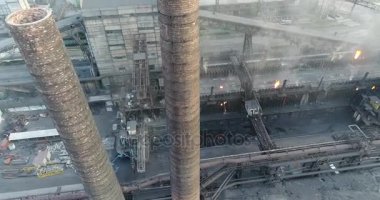 Sanayi Bölgesi üstten görünüm, endüstriyel nesnesinin görünümünü, bir fabrika, havadan görünümü, duman ve ateş, çevre kirliliği, çevre kirliliği, ekolojik felaket, panoramik, 4k avlusu