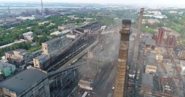 Area industriale vista dall'alto, Vista dell'oggetto industriale, Cortile di fabbrica, Vista aerea, Fumo e incendio, inquinamento ambientale, inquinamento ambientale, disastro ecologico, vista panoramica, 4K — Video Stock