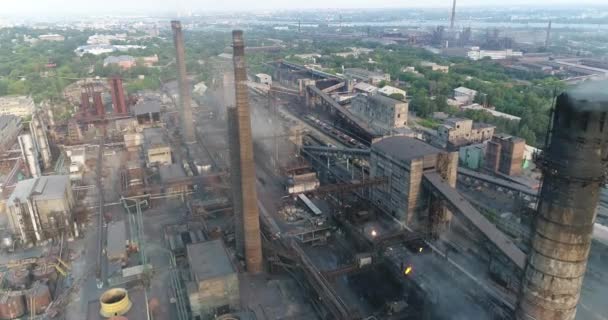 Zone industrielle vue de dessus, Vue sur l'objet industriel, Cour d'usine, Vue aérienne, Fumée et incendie, pollution de l'environnement, pollution de l'environnement, catastrophe écologique, vue panoramique, 4K — Video