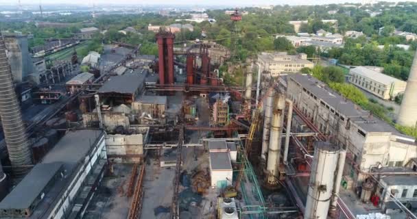 Industriezone bovenaanzicht, weergave van het industriële object, binnenplaats van een fabriek, luchtfoto, rook en vuur, milieuvervuiling, milieuvervuiling, milieuramp, panoramisch uitzicht, 4k — Stockvideo