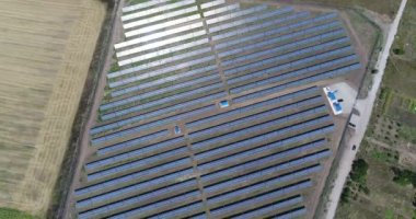 Panoramik bir güneş enerjisi santrali, güneş panelleri, güneş panelleri, üstten görünüm, yenilenebilir kaynaklar Tema, elektrik santrali, üstten görünüm güneş enerjisi santrali, endüstriyel arka plan için havadan görünümü satırı,