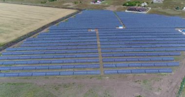 Panoramik bir güneş enerjisi santrali, güneş panelleri, güneş panelleri, üstten görünüm, yenilenebilir kaynaklar Tema, elektrik santrali, üstten görünüm güneş enerjisi santrali, endüstriyel arka plan için havadan görünümü satırı,
