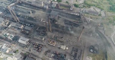 Sanayi Bölgesi üstten görünüm, endüstriyel nesnesinin görünümünü, bir fabrika, havadan görünümü, duman ve ateş, çevre kirliliği, çevre kirliliği, ekolojik felaket, panoramik, 4k avlusu