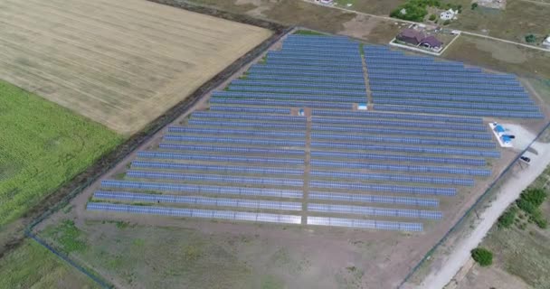 Vista panorámica de una planta de energía solar, filas de paneles solares, paneles solares, vista superior, Vista aérea a la planta de energía solar, Fondo industrial sobre el tema de los recursos renovables, central eléctrica, vista superior , — Vídeo de stock