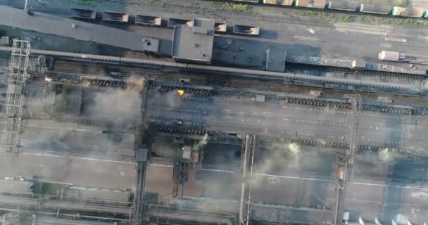Zone industrielle vue de dessus, Vue sur l'objet industriel, Cour d'usine, Vue aérienne, Fumée et incendie, pollution de l'environnement, pollution de l'environnement, catastrophe écologique, vue panoramique, 4K — Video