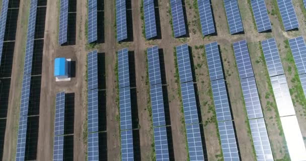 Vista panorámica de una planta de energía solar, filas de paneles solares, paneles solares, vista superior, Vista aérea a la planta de energía solar, Fondo industrial sobre el tema de los recursos renovables, central eléctrica, vista superior , — Vídeos de Stock