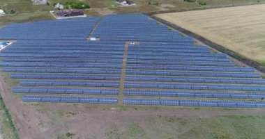 Panoramik bir güneş enerjisi santrali, güneş panelleri, güneş panelleri, üstten görünüm, yenilenebilir kaynaklar Tema, elektrik santrali, üstten görünüm güneş enerjisi santrali, endüstriyel arka plan için havadan görünümü satırı,