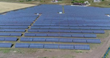 Panoramik bir güneş enerjisi santrali, güneş panelleri, güneş panelleri, üstten görünüm, yenilenebilir kaynaklar Tema, elektrik santrali, üstten görünüm güneş enerjisi santrali, endüstriyel arka plan için havadan görünümü satırı,