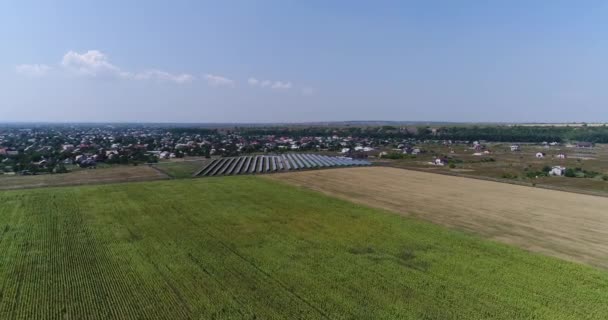 Panoramatický pohled na sluneční elektrárny, řádky solární panely, solární panely, pohled shora, letecký pohled na sluneční elektrárny, průmyslové pozadí na téma obnovitelné zdroje, elektrárna, pohled shora, — Stock video