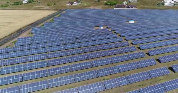 Vista panorámica de una planta de energía solar, filas de paneles solares, paneles solares, vista superior, Vista aérea a la planta de energía solar, Fondo industrial sobre el tema de los recursos renovables, central eléctrica, vista superior , — Vídeo de stock