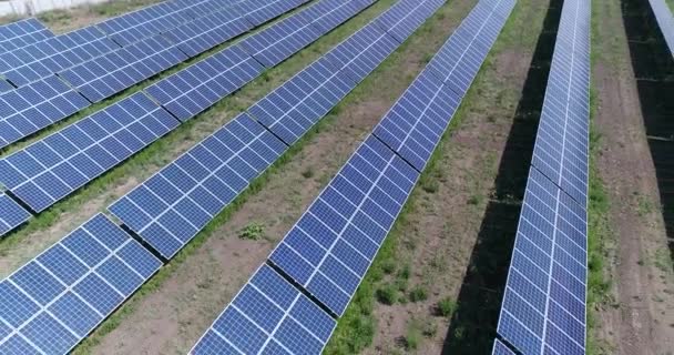 太陽光発電を空撮。再生可能な資源をテーマに産業の背景。上から、4 k の表示フィールド上に太陽電池パネル、ソーラー パネル太陽電池パネルの行の上を飛んで、 — ストック動画