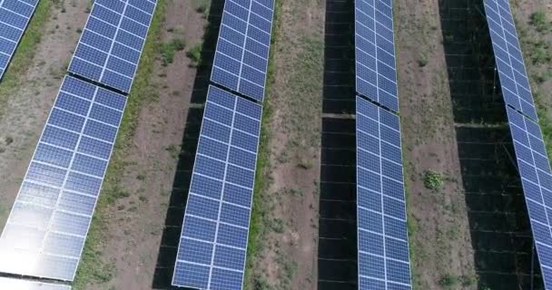 Vista aerea alla centrale solare. Contesto industriale sul tema delle risorse rinnovabili. sorvolando file di pannelli solari, pannelli solari, pannelli solari sul campo, vista dall'alto, Vista dall'alto, 4K — Video Stock