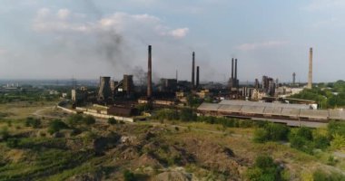 Sanayi Bölgesi üstten görünüm, endüstriyel nesnesinin görünümünü, bir fabrika, havadan görünümü, duman ve ateş, çevre kirliliği, çevre kirliliği, ekolojik felaket, panoramik, 4k avlusu