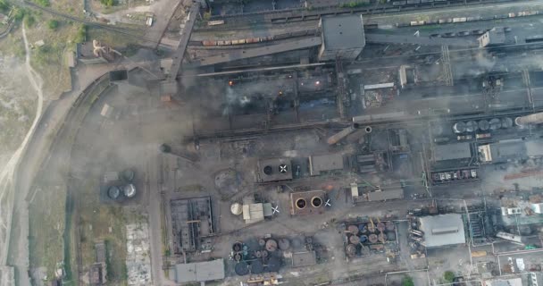 Industriezone bovenaanzicht, weergave van het industriële object, binnenplaats van een fabriek, luchtfoto, rook en vuur, milieuvervuiling, milieuvervuiling, milieuramp, panoramisch uitzicht, 4k — Stockvideo