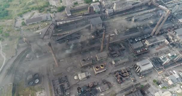 Industriezone bovenaanzicht, weergave van het industriële object, binnenplaats van een fabriek, luchtfoto, rook en vuur, milieuvervuiling, milieuvervuiling, milieuramp, panoramisch uitzicht, 4k — Stockvideo