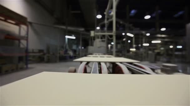 Виробництво керамічної плитки, автоматизована лінія для виробництва керамічної плитки, Indors — стокове відео