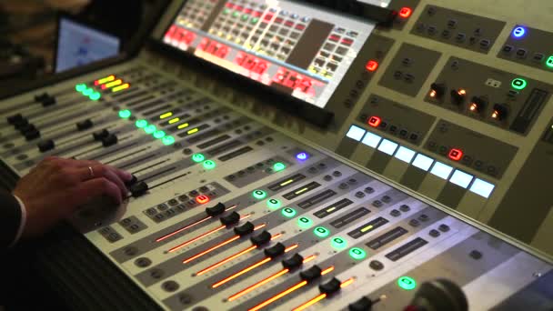 Console audio professionale in un concerto, console mixer audio durante un concerto, mixer audio, ingegnere di controllo, messa a fuoco selettiva, mixer audio, profondità di campo bassa — Video Stock