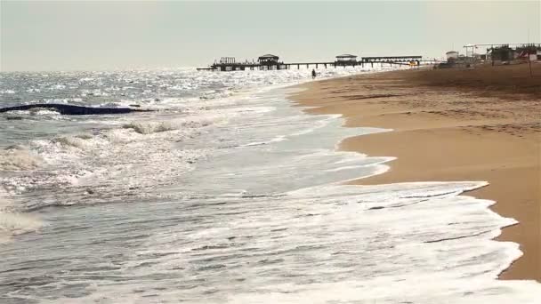 Морской пейзаж у Кабо-Сан-Лукас, большая волна, разбивающаяся на песчаном берегу . — стоковое видео