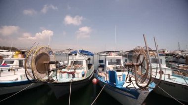 Balıkçı tekneleri iskeleye yakın, Park balıkçılık gemileri, zevk tekneler ve balıkçı tekneleri Harbor