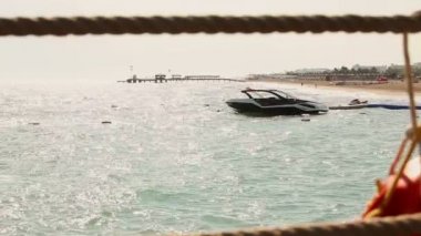 Sahilde, sürat teknesi sahilde sahilde yat pahalı yat demirleyen