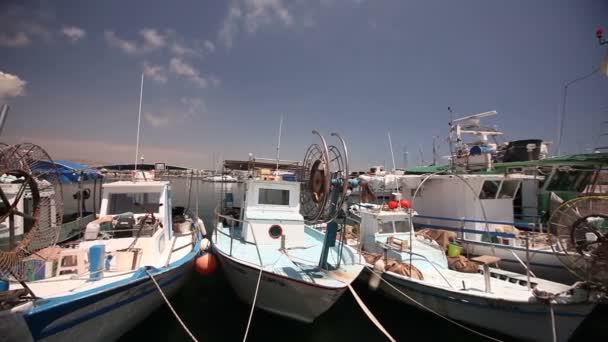 Balıkçı tekneleri iskeleye yakın, Park balıkçılık gemileri, zevk tekneler ve balıkçı tekneleri Harbor — Stok video