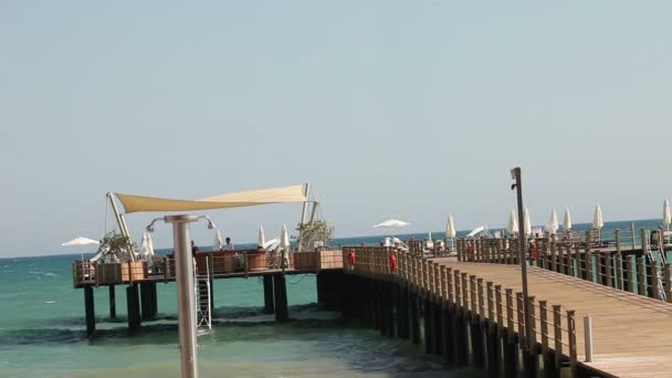 Muelle en la costa turca, cafetería en el muelle, olas, buen tiempo — Vídeo de stock