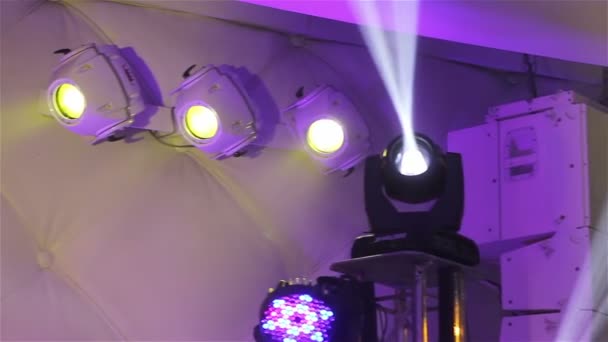 Fase lichten op het concert met mist, podium verlichting op een console, verlichting van het concertpodium, entertainment concert op het podium verlichting — Stockvideo