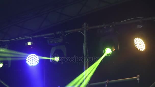 Luci di scena al concerto con nebbia, Luci di scena su una console, Illuminazione del palco del concerto, illuminazione del concerto di intrattenimento sul palco, Capodanno, Natale, feste di Capodanno — Video Stock