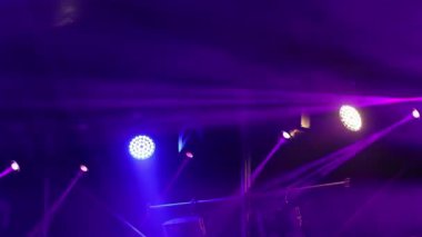 Sahne ışıkları sis ile konser, sahne ışıkları aydınlatma konser sahne, sahne, yeni yıl, yılbaşı, yılbaşı tatil aydınlatma eğlence konser bir konsol