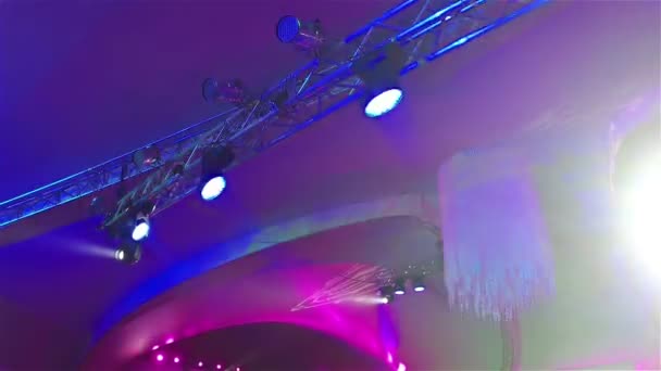 在音乐会与雾，在控制台上，照明的演唱会的舞台、 娱乐音乐会舞台上灯光舞台灯舞台灯 — 图库视频影像