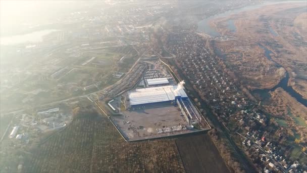 Építése egy nagy gyár, ipari külső, panorámás kilátás a levegőből. Építkezés, fém szerkezet. építőipari gépek, légi felvétel a építése — Stock videók