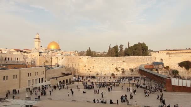 Israel, Jerusalem western wall. The Western Wall, Wailing Wall, Jewish shrine, old city of Jerusalem, Orthodox Jews pray, religion, Timelapse, zoom, panorama — Stock Video