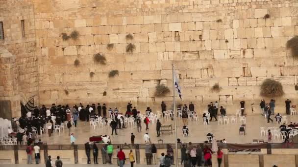 Jerusalém, Israel, parede ocidental, parede lamentando, ângulo alto visão larga de homens judeus orando e adorando na parede lamentando largo em jerusalem, timelapse — Vídeo de Stock