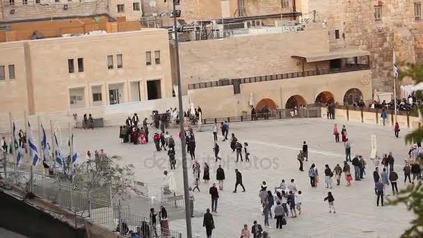 Jerusalem, Västra muren och kupolen av vagga, solig dag, människor i området, Israel, Timelapse — Stockvideo