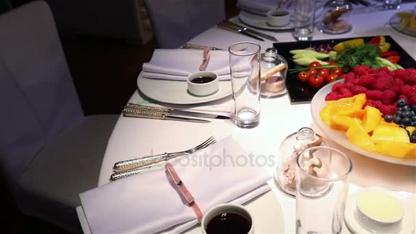 Verschiedene frische Früchte auf dem Hochzeitsbuffet. Obst und Beeren Hochzeitstisch Dekoration. Hochzeit, Neujahr, weihnachtliche Tischdekoration. — Stockvideo