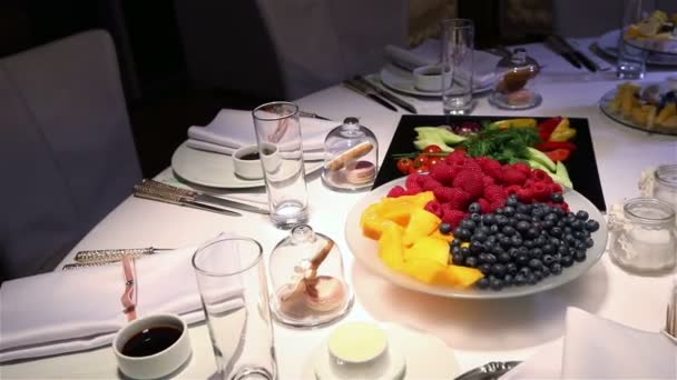 Verschillende verse vruchten op bruiloft ontbijtbuffet tabel. Fruit en bessen tafeldecoratie bruiloft. Bruiloft, Nieuwjaar, Kerstmis tafeldecoratie. — Stockvideo