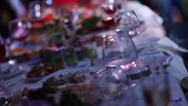 Copos com champanhe e frutas na mesa buffet, mesa buffet em um restaurante ou no lobby do hotel, a câmera ao longo, profundidade rasa de campo, acolhendo os hóspedes no lobby do restaurante — Vídeo de Stock